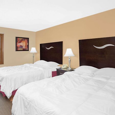 Super 8 By Wyndham Sheboygan Wi Motel Exterior photo