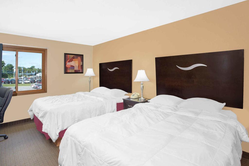 Super 8 By Wyndham Sheboygan Wi Motel Exterior photo