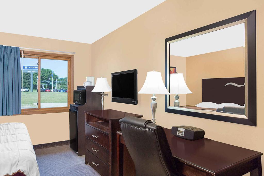 Super 8 By Wyndham Sheboygan Wi Motel Exterior photo